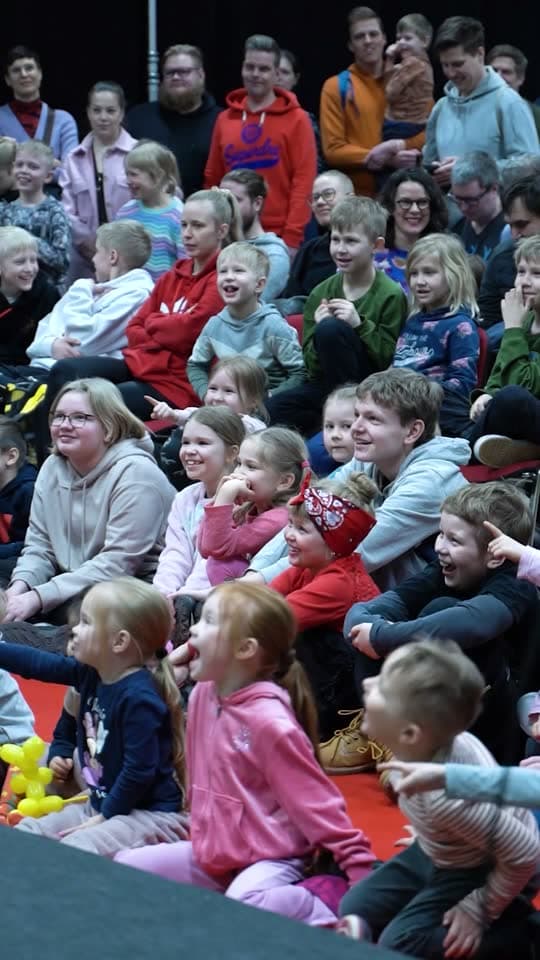 Lapset katsovat JiiPeen esitystä Lego-tapahtumassa