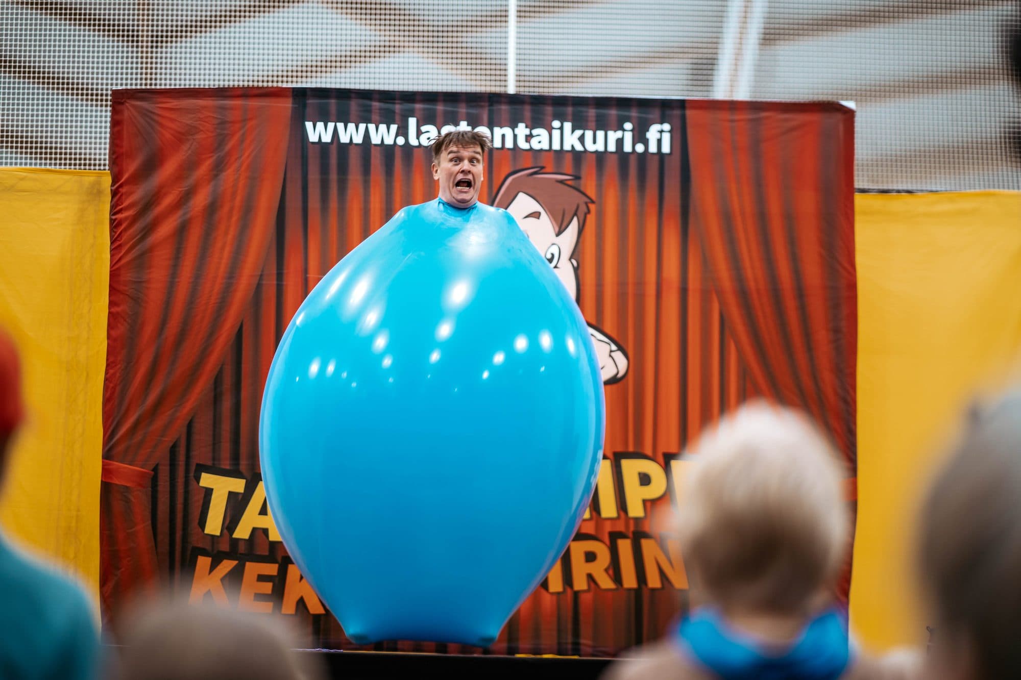 JiiPee jättipallotempun keskellä lavalla