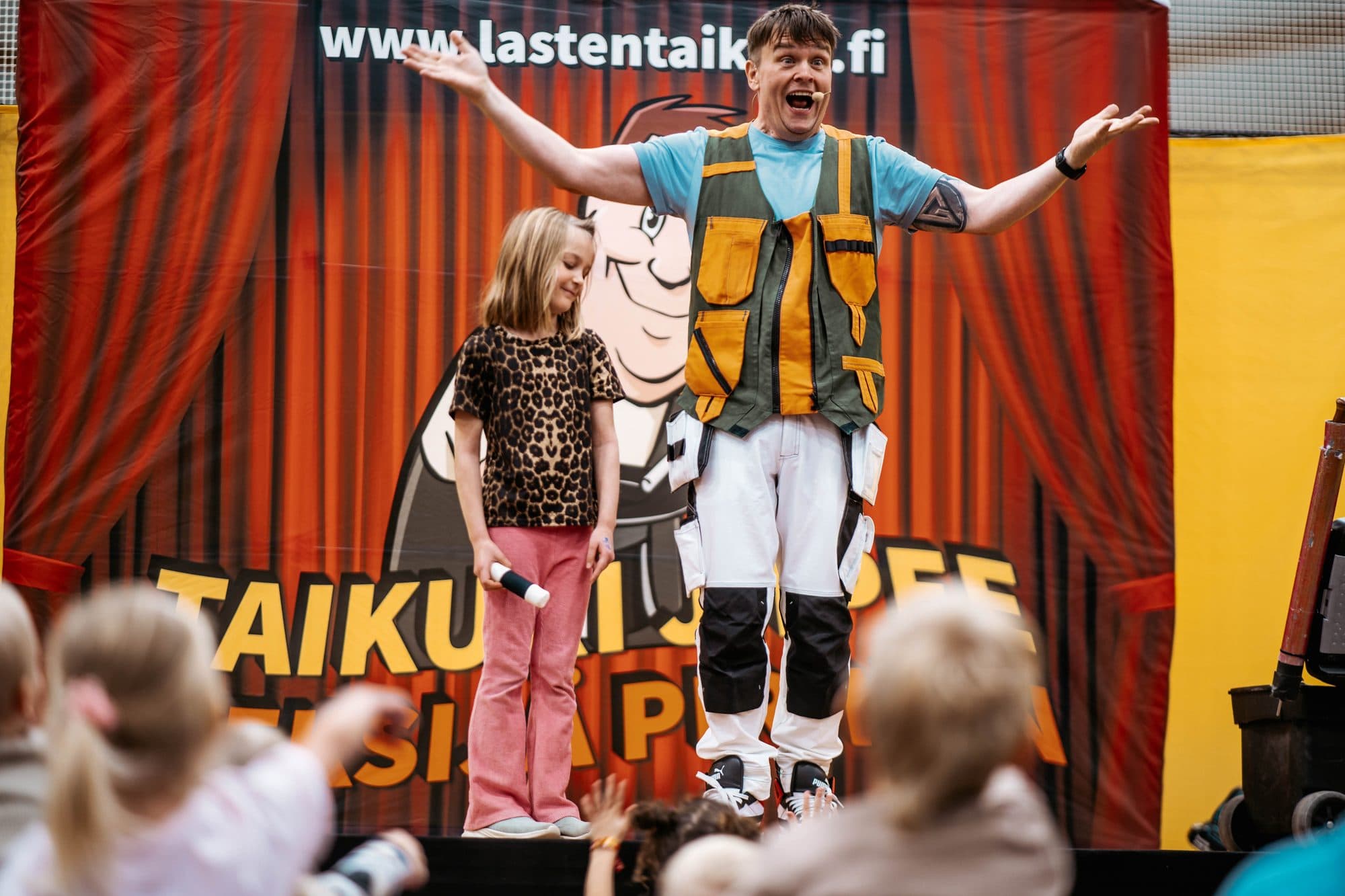 Lapsi avustajana JiiPeen lavalla taikashow’ssa