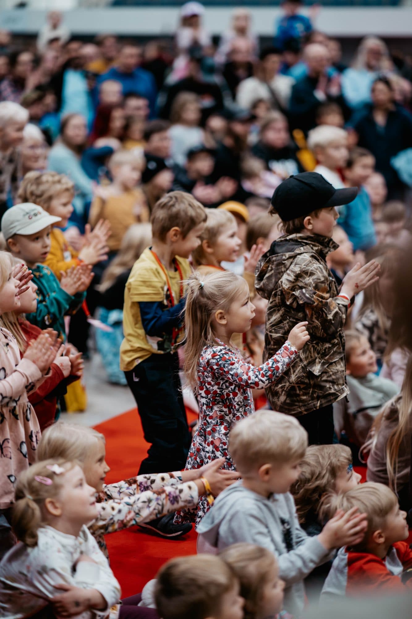 Lapset kurottavat käsiä kohti lavaa